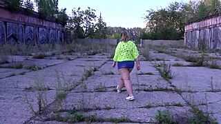 Amateur bbw shows off her big ass outdoors