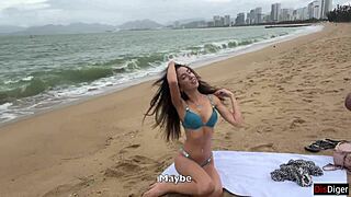 Beach babe poses for public cum flashing
