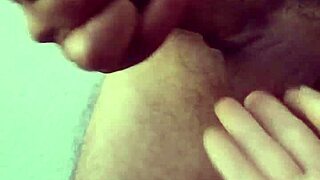 ella juega con la baba de mi verga mientras graba. termina en paja y ella bañada en leche.