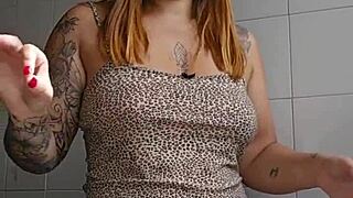 Exhibitionist flashes big pussy with stuffed shorts
