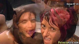 Skanks extreme se angajează în fetish duș auriu.