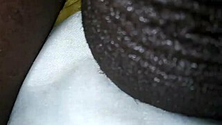 Włoska żona drażni mieszanego ogromnego kutasa zabawą z cipką