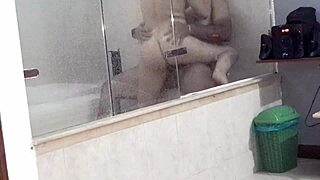 Η Αργεντινή ηλίθια γαμάει και πιπιλάει στην μπανιέρα του ξενοδοχείου