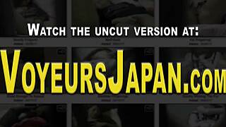 부츠 신은 아시안 베이비 야외 오줌