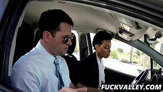 Amethyst Banks Cavalca il Suo Istruttore di Guida con Pelle al Cioccolato