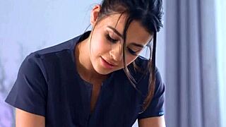 Küçük 18+ masöz Kylie Rocket lezbiyen müşterisini sertçe orgazma ulaştırıyor