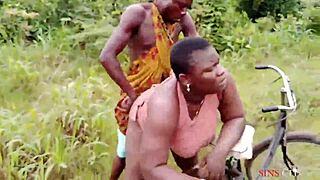 Kolesarski jebanje z vročo ebony punco na prostem v divjem akciji