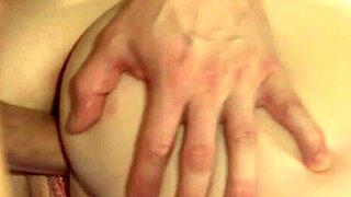 Hej, chceš vidět, jak šukají oholenou kundi brunetky tvrdě v masážní místnosti?