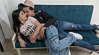 يا صديقي، شوف كيف جارتي الساخنة 18 عامًا تطحن عليّ بملابسها!