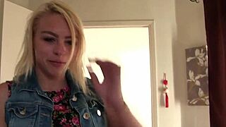 Hey, willst du sehen, wie die kinky Teen 18+ ihren Stiefvater hart reitet?