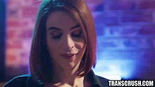 अरे, देखो ये हॉट ब्लॉन्ड ट्रेनी से पूल टेबल पर स्लैम हो रही है!