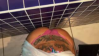 O safado mě požádal, abych ukázala svou píču v autě. Nevydržel a vyjel mě!