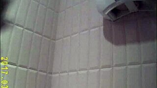 Hej, podívej se na ten close up krásných čůrajících kundiček v kolekci 2!