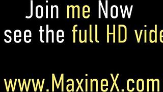 Ázsiai milf Maxine X dugja a puncit magas sarkúval
