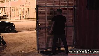 ローマの奴隷たちが極端な初体験ボンデージを探索、哀れなゴールディーと