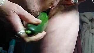 Deutsche Oma rammt Gurke tief in ihr nasses geiles Loch