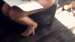 Pogledaj ovu pravu devojku 18+ kako liže POV sa prstima i oralom