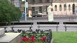 hei, mau lihat remaja 18+ cute 18+ ini dibangsat tiga cowok dekat patung terkenal?