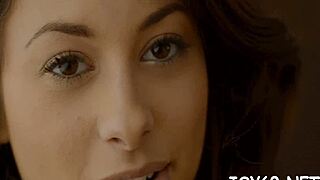 สาวน้อยสวยงามเล่นกับไอ้หนูเบาๆ ในฉากเดี่ยว