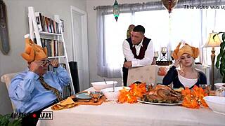 Απίστευτο! Ρωσίδα milf Casca και Aria Banks γεμίζουν στην Ημέρα των Ευχαριστιών!