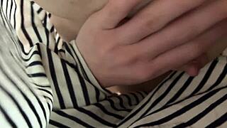 用硬鸡巴摩擦18岁继妹的骚逼，史诗级手淫和射精