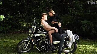 Samo jebanje na prostem z neznancem na motorju, vsi gledajo!