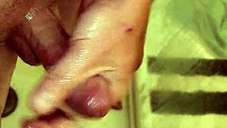 Minhas pernas tremeram forte depois do orgasmo no chuveiro com pau grande