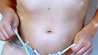 继妹被抓到淋浴里湿了