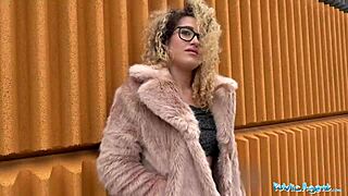 Public agent palu babe Sepanyol berambut pepek luar.