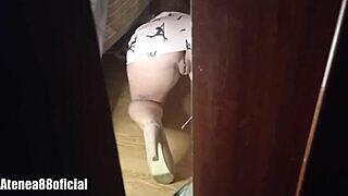 Minha Enteada Selvagem Me Provoca Diariamente com Suas Tetões Grandes