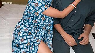 Деси бхабхи Рия изневерява и я ебат съседът!