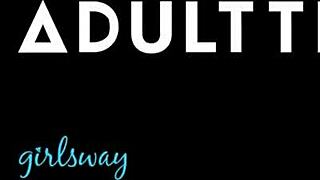 Waouh ! MILF plantureuse dévore la chatte de la petite blonde dur !