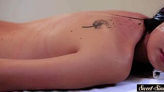 ماسة شابة تركب زب على عميلها