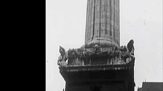 Întâlnire tabu de familie vintage în Londra întunecată