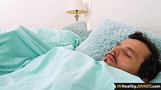 Frumoasa obosită își primește pizda întinsă de soț