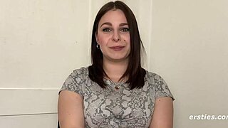 Emma houkuttelee kameraa hienovaraisilla liikkeillä ja piilotetuilla himoilla.