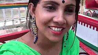 Бенгальская красотка играет с дилдо в жаркой встрече с другом