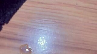 Jolie salope suce une bite dehors devant le bar pour un facial énorme