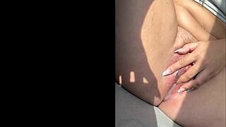 Fingering Publik di Pinggir Jalan dan Makan Memek Liar sampai Orgasme!