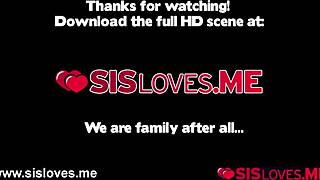 Siostrzyczka pomaga bratu w waleniu konia jej chętnych ustach