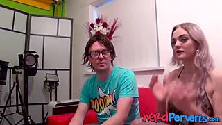 Damn, suka tengok blonde carly rae dapat pounded doggystyle di casting