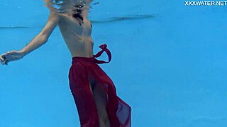 Piccola pornostar ungherese ermione ganger nuota nuda in piscina