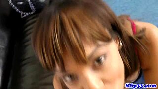 Wow! Nastolatka modelka ssie napalonego starego emeryta!