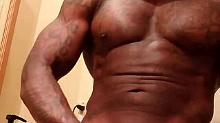 Brunett tillber Hallelujah Johnsons stora svarta håriga kuk