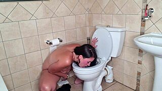 Sto avendo un orgasmo selvaggio strofinando il clitoride mentre lecco il water per il mio feticismo.