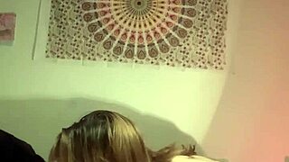 Злая фемдом дает монстр-члену фетиш-минет