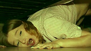 बिस्तर के नीचे फंसा, मैंने अपनी सौतेली बहन को जोरदार धक्कों से पटका