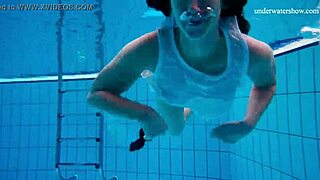 Geile Tiener 18+ Kleedt Zich Snel Uit om Haar Sexy Lichaam te Tonen