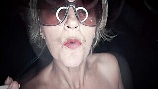 Stiefsohn dehnt Stiefmutters Muschi mit mächtigen Stößen für stöhnenden Creampie