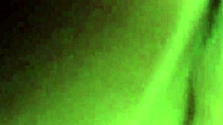 Ehi, vuoi vedere una troia succhiare cazzi con tette gonfie?